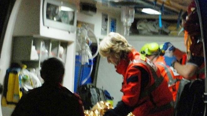 Torna a casa e trova la moglie morta vegliata dal bimbo