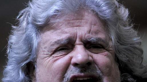 Grillo, show davanti al Comune