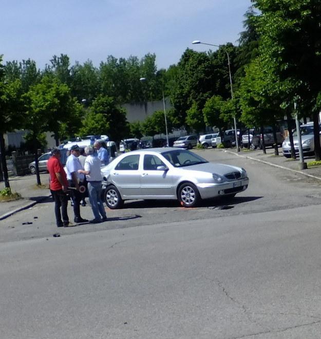 Fugge dopo lo scontro, ma perde la targa 