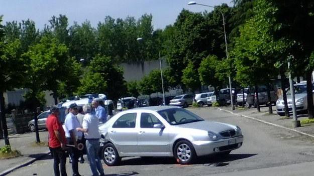 Fugge dopo lo scontro, ma perde la targa