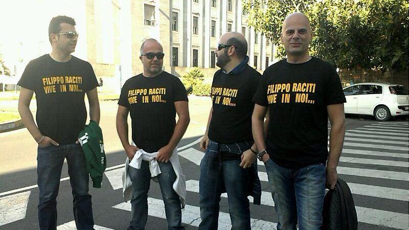 Magliette pro Raciti durante la Festa della polizia a Cagliari 