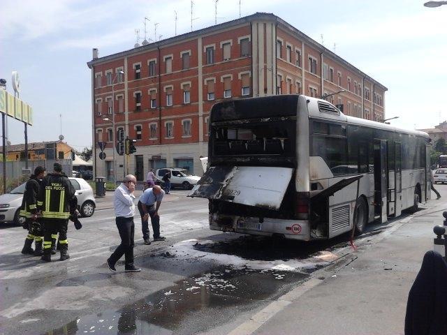 Bus di Tper prende fuoco in centro 