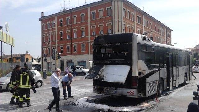 Bus di Tper prende fuoco in centro