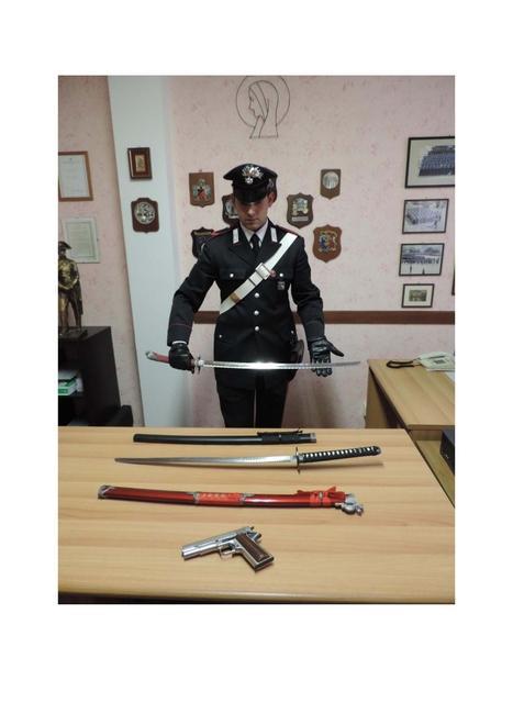 In casa teneva due katane lunghe un metro, denunciato 