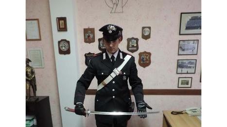 In casa teneva due katane lunghe un metro, denunciato