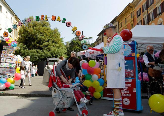 Modena, piazza Mazzini si colora coi clown di Vip - FOTO- VIDEO 
