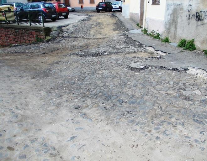 Stop ai lavori nelle strade Il sindaco: serve la perizia