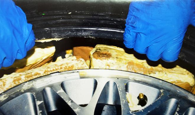 Nelle ruote della Jeep oltre 25 chili di hascisc 