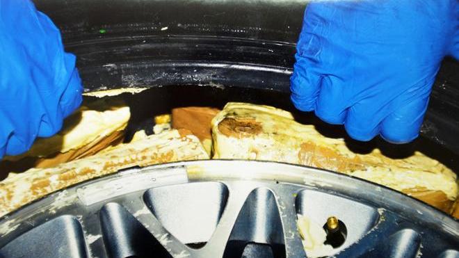 Nelle ruote della Jeep oltre 25 chili di hascisc