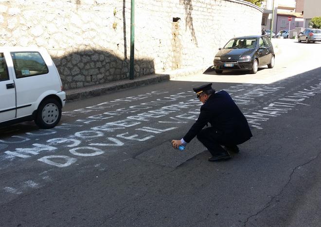 Cancellata dalla polizia la poesia d’amore sull’asfalto