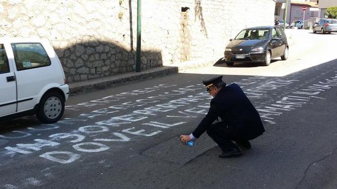Cancellata dalla polizia la poesia d’amore sull’asfalto