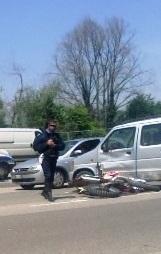 Si schiantano in motocicletta Due giovani all’ospedale