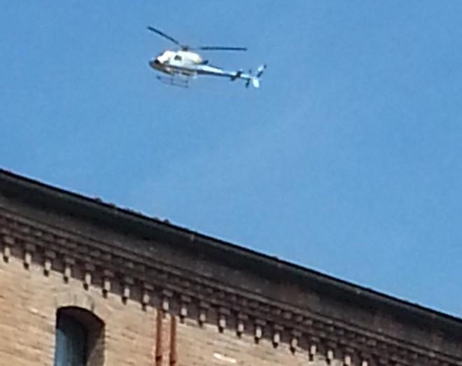 Elicottero vola sul centro storico per girare un video