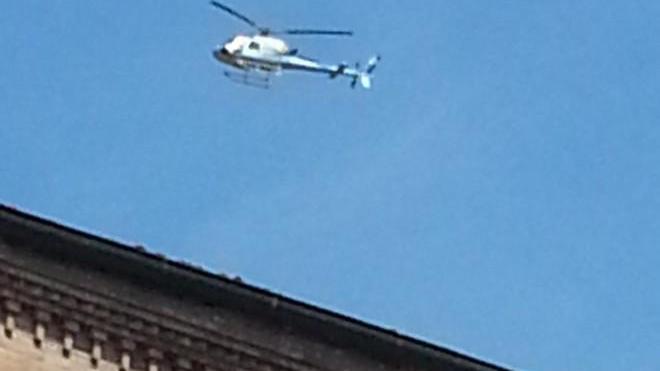 Elicottero vola sul centro storico per girare un video