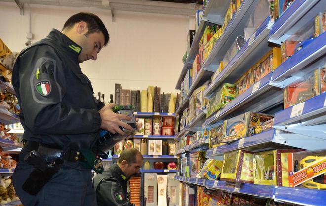 Sequestrati abiti e accessori cinesi 