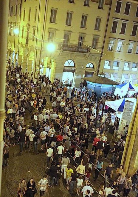Una notte, 100 appuntamenti di divertimento consapevole 