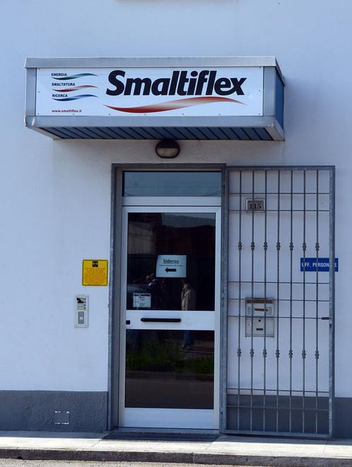 Sit-in a metà in Smaltiflex 