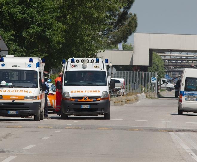 Operaio cade dall’escavatore e muore 