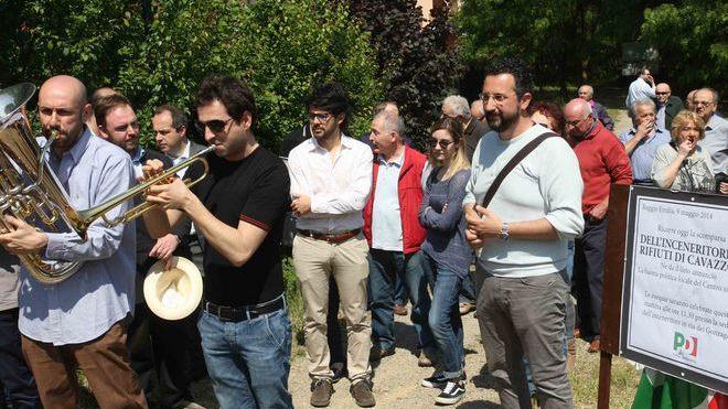 Il Pd celebra il “funerale” all’inceneritore di Cavazzoli
