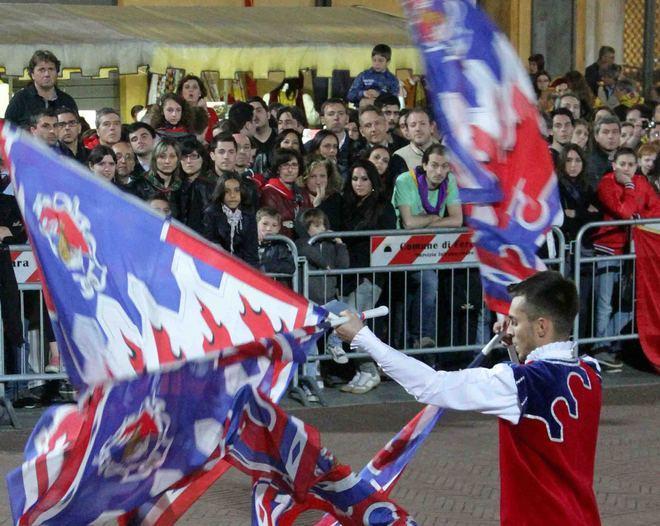 Clamoroso ai giochi delle bandiere del Palio. Nel singolo tradizionale Chiodi (San Giovanni) batte il campionissimo Baraldi (San Giacomo) 