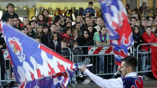 Clamoroso ai giochi delle bandiere del Palio. Nel singolo tradizionale Chiodi (San Giovanni) batte il campionissimo Baraldi (San Giacomo)