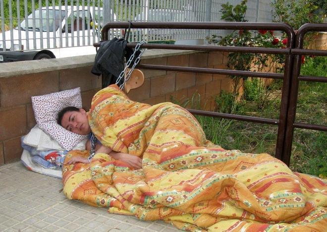 Via per 2 mesi, ritorna a casa e la trova occupata da una famiglia: donna si incatena 