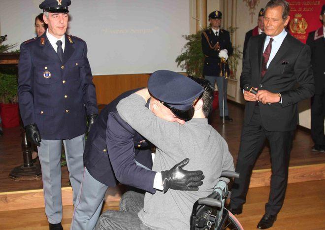 Premia i poliziotti che gli salvarono la vita 