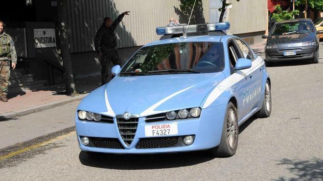 Ruba un ciclomotore poi rapina di soldi e lumache due ambulanti: arrestato dalla Volante