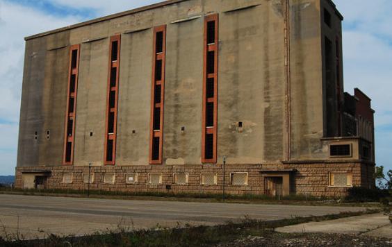 Incendio alla centrale elettrica dismessa: distrutto l’archivio storico 