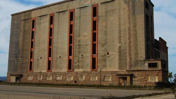 Incendio alla centrale elettrica dismessa: distrutto l’archivio storico