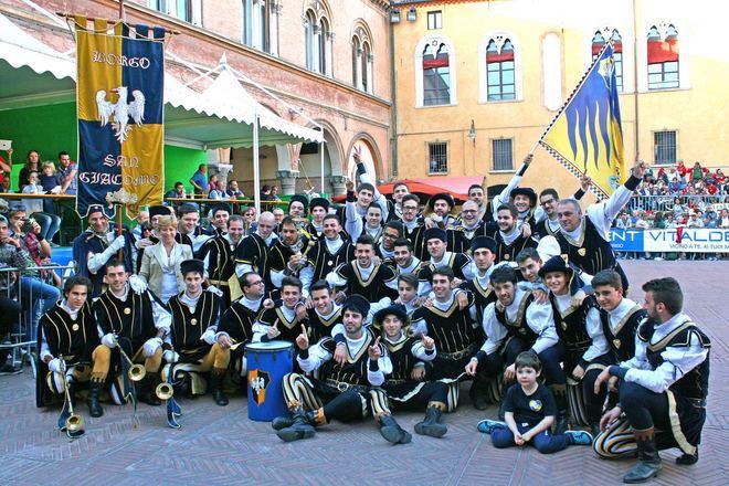 San Giacomo pigliatutto nelle bandiere 