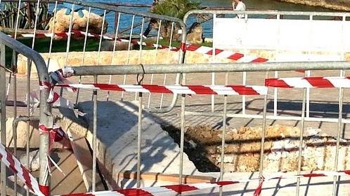 Spostate le docce, l’acqua veniva scaricata in spiaggia