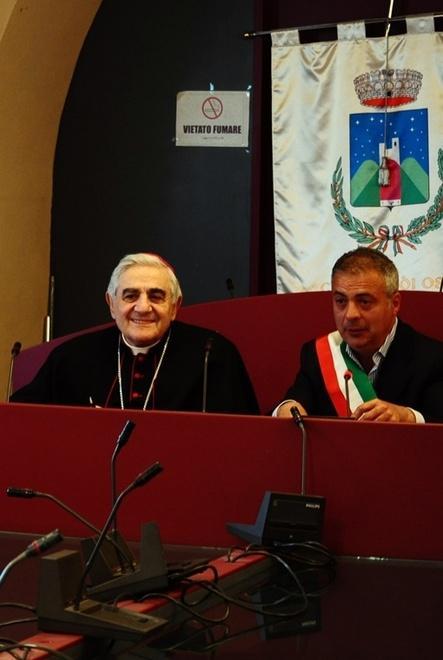 Folla di fedeli per incontrare l’arcivescovo Paolo Atzei