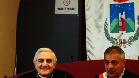 Folla di fedeli per incontrare l’arcivescovo Paolo Atzei
