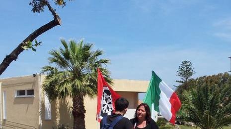 Cabras, pittrice sfrattata protesta davanti al museo