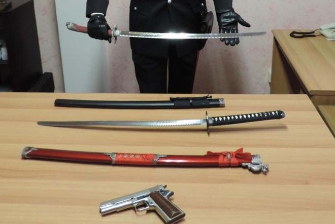 Teneva le katane in casa 