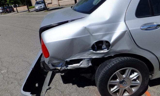 Anziano ricoverato dopo lo scontro con l’auto pirata