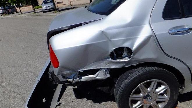 Anziano ricoverato dopo lo scontro con l’auto pirata