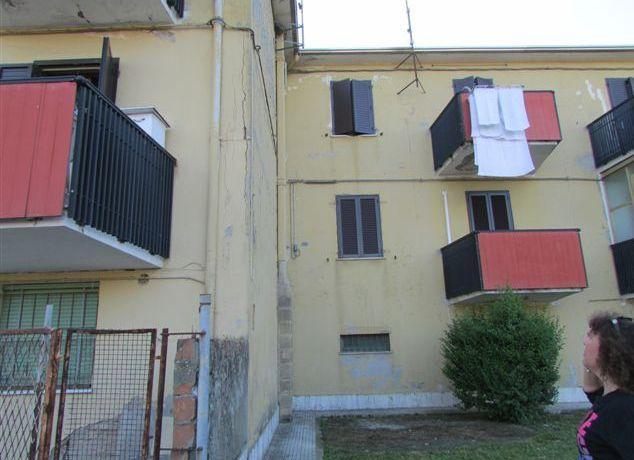 «Ci piove in casa» L’odissea di via Spina tra ruggine e degrado 