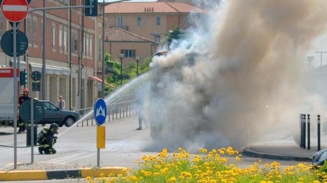 Ferma pullman in fiamme e fa scendere i passeggeri