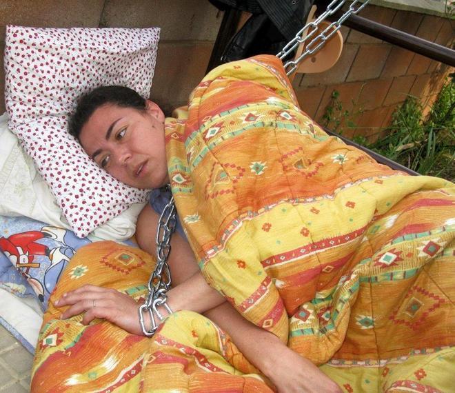 Dopo la notte in catene Deborah non è più sola 