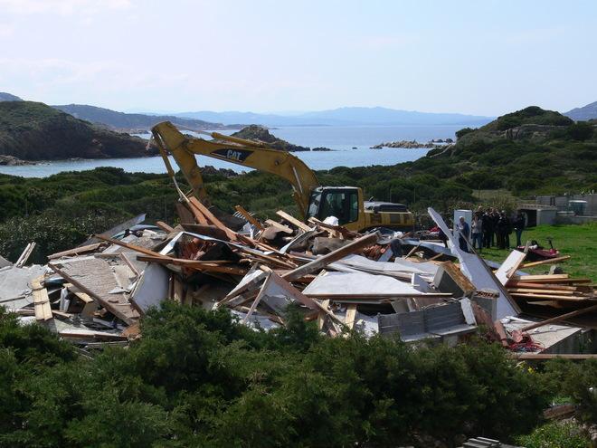 Abusi alla Maddalena, minacce di morte ai demolitori