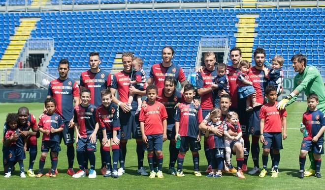 L’abbraccio della «Nord» per l’ultima volta di Cossu 