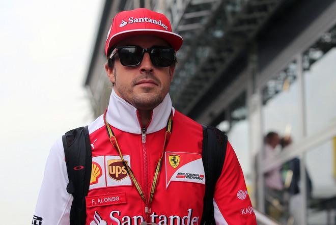 Lewis parte in pole e resta in vetta tutta la gara