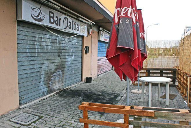 Brucia pneumatico davanti al bar 