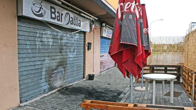 Brucia pneumatico davanti al bar