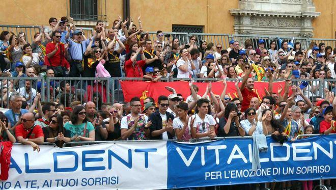 L’abbraccio tra gli amici rivali 