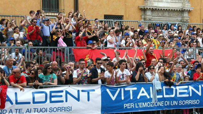 L’abbraccio tra gli amici rivali