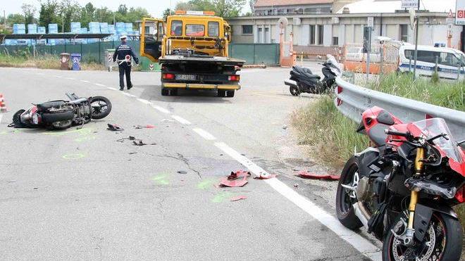 Schianto frontale fra due moto