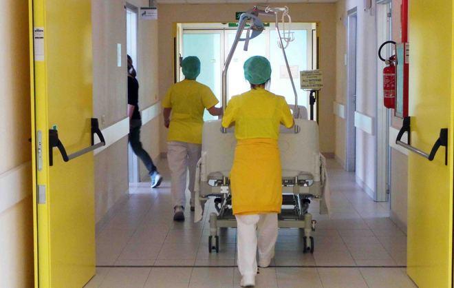 Cede cancello, paura per bimba 